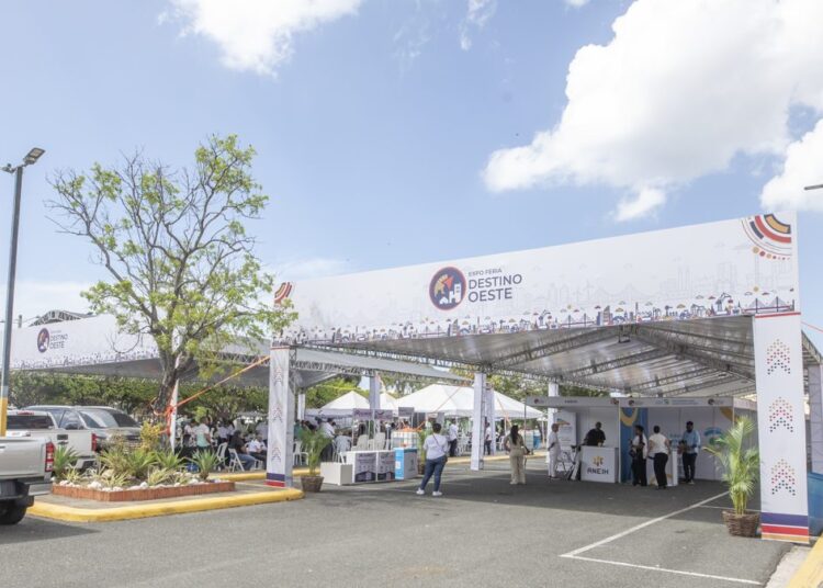 Empresarios y funcionarios en mesas de trabajo de la Expo Feria Destino Oeste en Club Julio Sauri, Santo Domingo Oeste