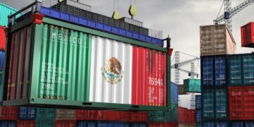 Trabajadores en planta de manufactura electrónica en México con equipos de ensamblaje de servidores y computadoras