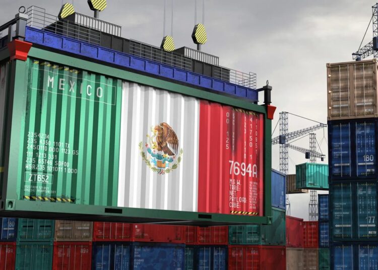 Trabajadores en planta de manufactura electrónica en México con equipos de ensamblaje de servidores y computadoras