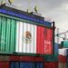 Trabajadores en planta de manufactura electrónica en México con equipos de ensamblaje de servidores y computadoras