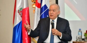 Director de la DGII Pedro Urrutia Sangiovanni en encuentro de la Unión Nacional de Empresarios presentando cifras de factura electrónica