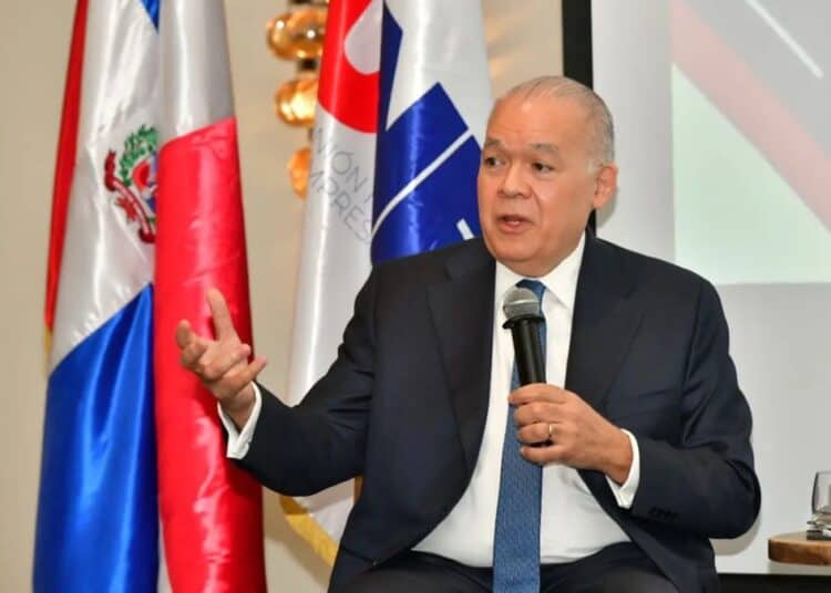 Director de la DGII Pedro Urrutia Sangiovanni en encuentro de la Unión Nacional de Empresarios presentando cifras de factura electrónica
