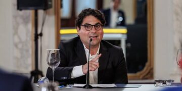 Director ejecutivo Hostos Rizik Lugo presentando resultados del Fideicomiso RD Vial ante el presidente Luis Abinader