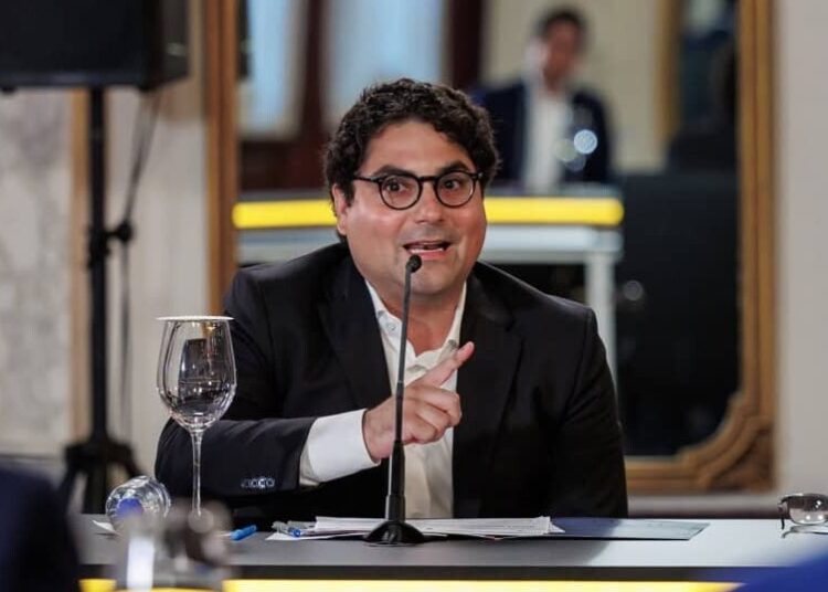 Director ejecutivo Hostos Rizik Lugo presentando resultados del Fideicomiso RD Vial ante el presidente Luis Abinader