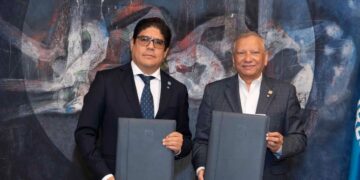 Leonardo Aguilera, Rodrigo Castañeda y Francisco Espaillat Bencosme en la firma del acuerdo de financiamiento agropecuario entre Banreservas, FAO y Agricultura