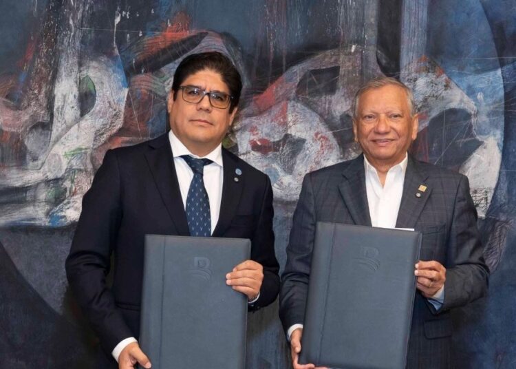 Leonardo Aguilera, Rodrigo Castañeda y Francisco Espaillat Bencosme en la firma del acuerdo de financiamiento agropecuario entre Banreservas, FAO y Agricultura