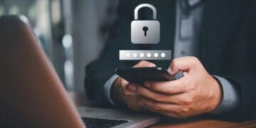 Persona revisando su teléfono celular con alerta de fraude bancario en pantalla