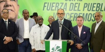 Campos de arroz en República Dominicana con maquinaria agrícola durante la cosecha