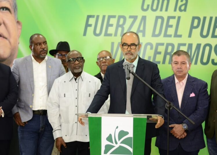 Campos de arroz en República Dominicana con maquinaria agrícola durante la cosecha