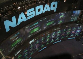 Pantalla con cotizaciones del Dow Jones, S&P 500 y Nasdaq en la Bolsa de Valores de Nueva York