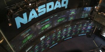 Pantalla con cotizaciones del Dow Jones, S&P 500 y Nasdaq en la Bolsa de Valores de Nueva York