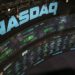 Pantalla con cotizaciones del Dow Jones, S&P 500 y Nasdaq en la Bolsa de Valores de Nueva York