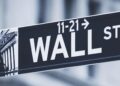 Pantalla con cotizaciones del Dow Jones, S&P 500 y Nasdaq en la Bolsa de Nueva York durante sesión volátil por conflicto con Irán