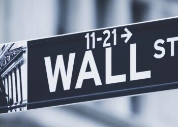 Pantalla con cotizaciones del Dow Jones, S&P 500 y Nasdaq en la Bolsa de Nueva York durante sesión volátil por conflicto con Irán