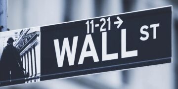Pantalla con cotizaciones del Dow Jones, S&P 500 y Nasdaq en la Bolsa de Nueva York durante sesión volátil por conflicto con Irán