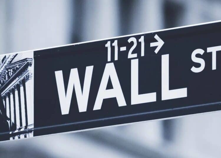 Pantalla con cotizaciones del Dow Jones, S&P 500 y Nasdaq en la Bolsa de Nueva York durante sesión volátil por conflicto con Irán