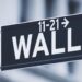 Pantalla con cotizaciones del Dow Jones, S&P 500 y Nasdaq en la Bolsa de Nueva York durante sesión volátil por conflicto con Irán