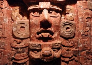 Vista aérea del Sitio Arqueológico Maya de Copán en Honduras con estelas y estructuras del período clásico