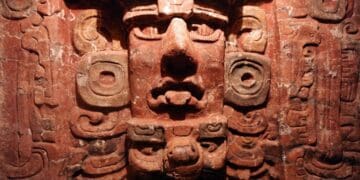 Vista aérea del Sitio Arqueológico Maya de Copán en Honduras con estelas y estructuras del período clásico