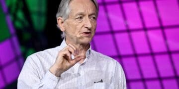 Geoffrey Hinton, premio Nobel y padrino de la inteligencia artificial, habla ante legisladores sobre los riesgos de regular la IA