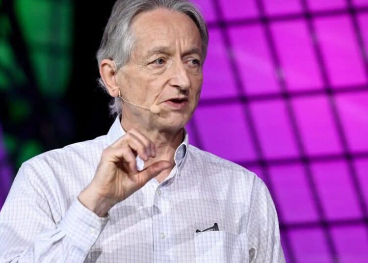 Geoffrey Hinton, premio Nobel y padrino de la inteligencia artificial, habla ante legisladores sobre los riesgos de regular la IA