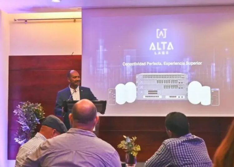José Aybar, presidente de Cablecomm, durante el lanzamiento de Alta Labs en Santo Domingo