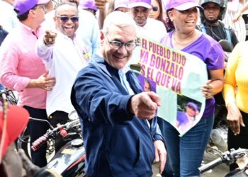 Gonzalo Castillo hablando ante dirigentes comunitarios de Santo Domingo Norte en gira del PLD