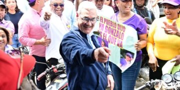 Gonzalo Castillo hablando ante dirigentes comunitarios de Santo Domingo Norte en gira del PLD