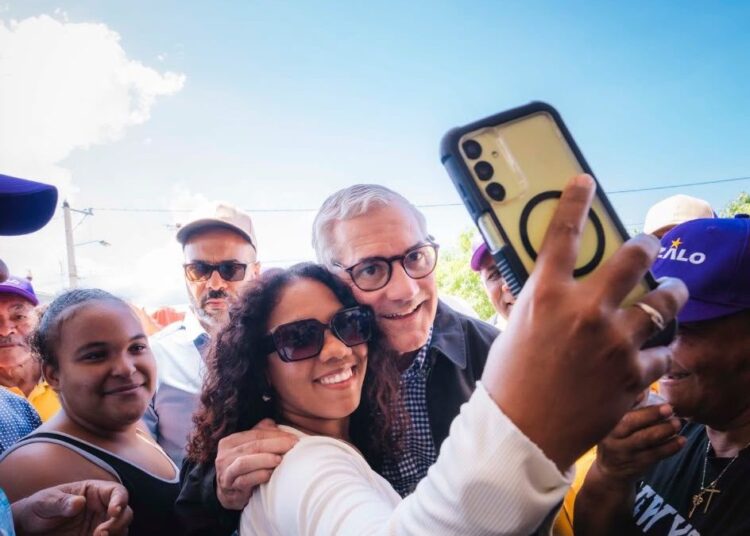Gonzalo Castillo en recorrido por comunidades de Puerto Plata durante su campaña como aspirante presidencial del PLD