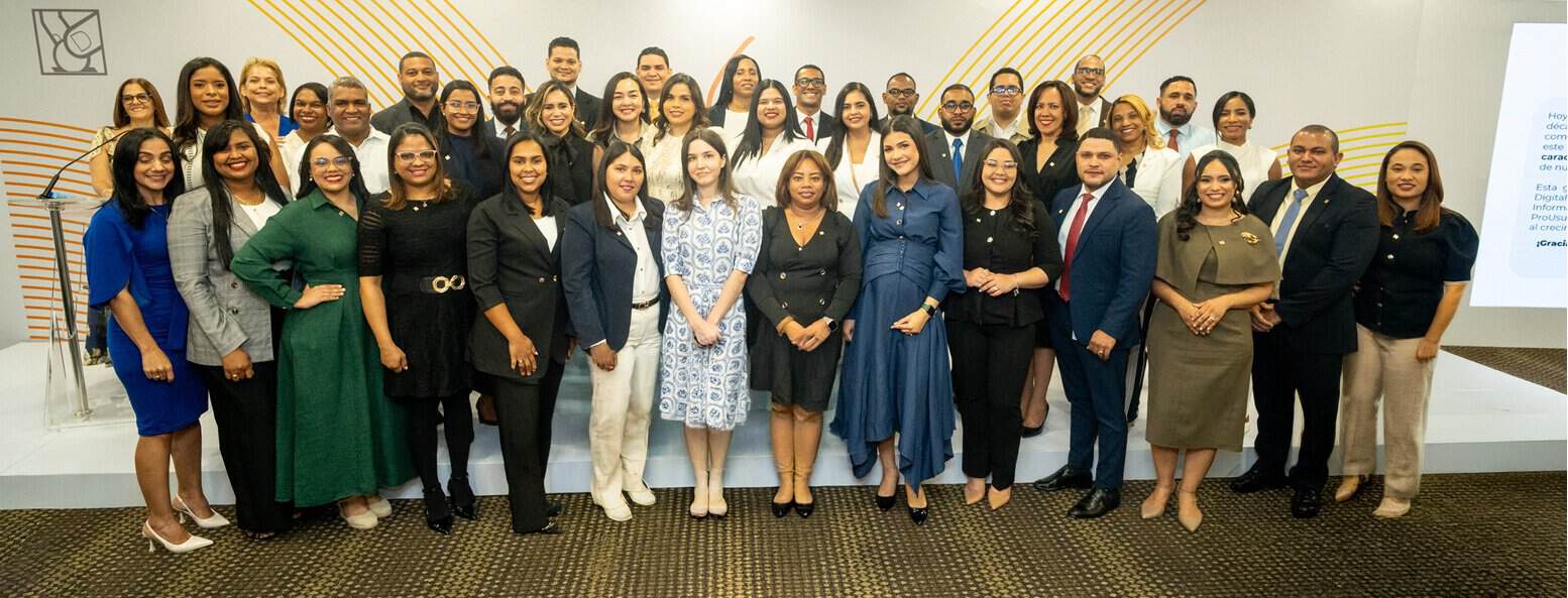 Grupo de colaboradores de APAP posa durante acto institucional.