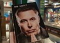 Pantalla de cine con siluetas de ejecutivos tecnológicos en sombra, representando el giro de Hollywood hacia narrativas críticas sobre Silicon Valley