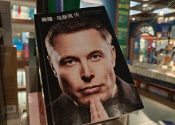 Pantalla de cine con siluetas de ejecutivos tecnológicos en sombra, representando el giro de Hollywood hacia narrativas críticas sobre Silicon Valley
