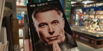 Pantalla de cine con siluetas de ejecutivos tecnológicos en sombra, representando el giro de Hollywood hacia narrativas críticas sobre Silicon Valley