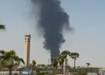 Columna de humo negro sobre Riad tras explosiones reivindicadas por los hutíes cerca del Aeropuerto Internacional Rey Khalid