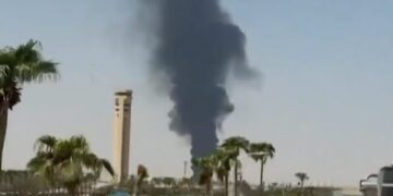 Columna de humo negro sobre Riad tras explosiones reivindicadas por los hutíes cerca del Aeropuerto Internacional Rey Khalid