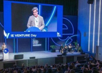 Estudiantes de IE University presentando startups en Venture Day Madrid 2026 ante inversionistas