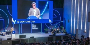 Estudiantes de IE University presentando startups en Venture Day Madrid 2026 ante inversionistas