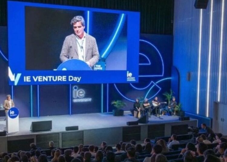Estudiantes de IE University presentando startups en Venture Day Madrid 2026 ante inversionistas