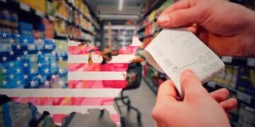 Tablero de precios en un supermercado de Estados Unidos con productos de la canasta básica