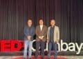 Chris Corcino en el escenario del TEDx Cumbayá en Quito, Ecuador, presentando datos sobre inteligencia artificial en educación
