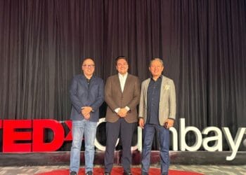 Chris Corcino en el escenario del TEDx Cumbayá en Quito, Ecuador, presentando datos sobre inteligencia artificial en educación