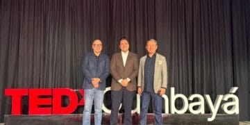 Chris Corcino en el escenario del TEDx Cumbayá en Quito, Ecuador, presentando datos sobre inteligencia artificial en educación