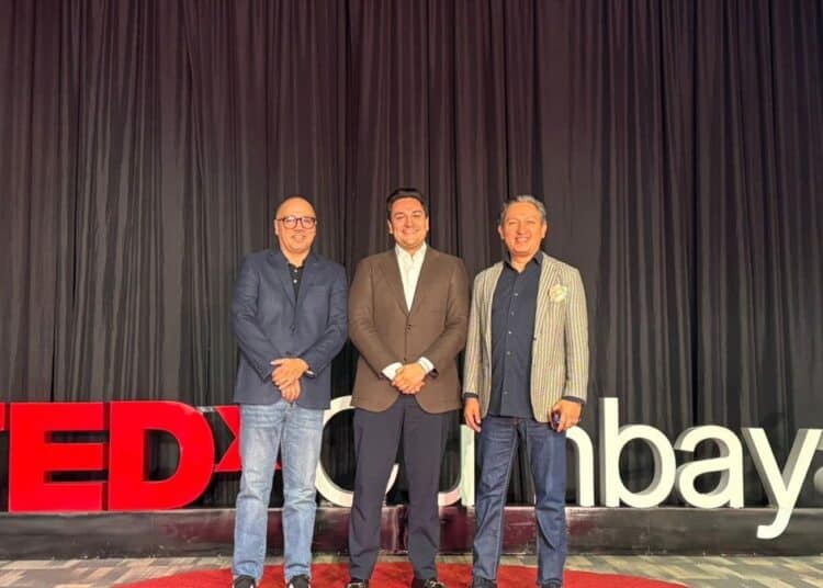 Chris Corcino en el escenario del TEDx Cumbayá en Quito, Ecuador, presentando datos sobre inteligencia artificial en educación