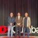Chris Corcino en el escenario del TEDx Cumbayá en Quito, Ecuador, presentando datos sobre inteligencia artificial en educación
