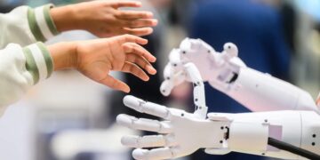 Estudiante usando una laptop con herramientas de inteligencia artificial en un aula escolar