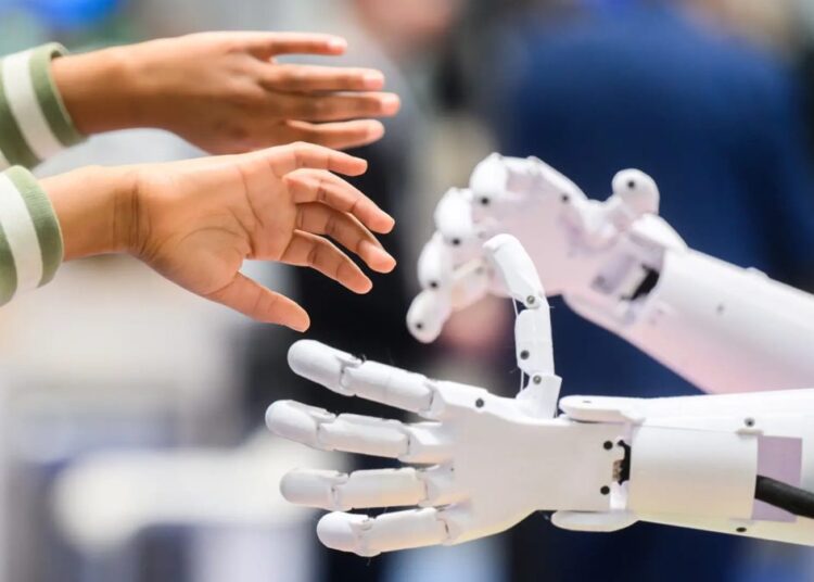 Estudiante usando una laptop con herramientas de inteligencia artificial en un aula escolar