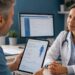 Paciente consultando información médica en una tablet con herramientas de inteligencia artificial en salud