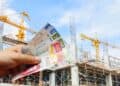 Parque industrial en México con plantas manufactureras en operación y grúas de construcción al fondo