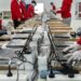 Trabajadores en planta de manufactura electrónica en México con equipo de componentes y circuitos