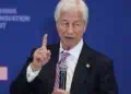Jamie Dimon, presidente de JPMorgan, frente a sede del banco en Europa con logotipo de Chase